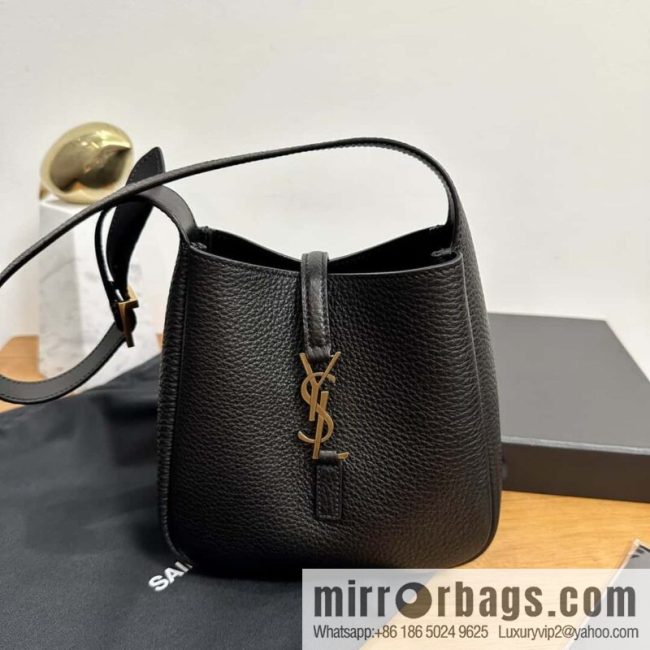YSL 𝗟𝗘𝟱 À 𝟳 𝗕𝗔𝗕𝗬 Soft Grain Leather Handbag 809461