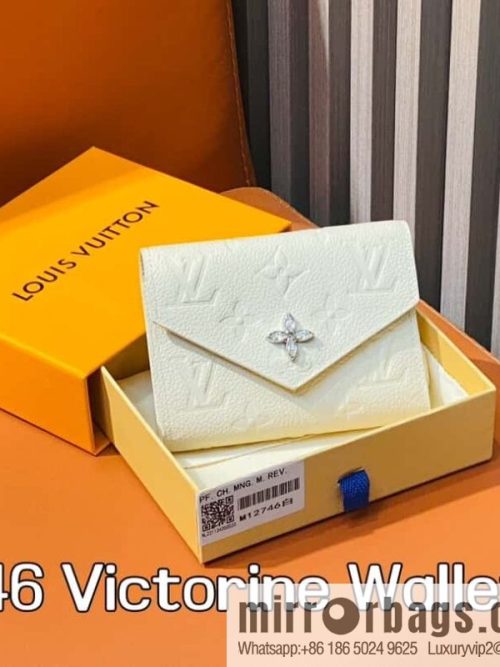 [Original order boutique] M12746 pearlescent white, three-fold wallet series Victorine Wallet wallet