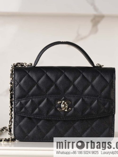 𝐂𝐡𝐚𝐧𝐞𝐥 𝟐𝟓𝐜 mini backpack, black gold 🖤 AP4406