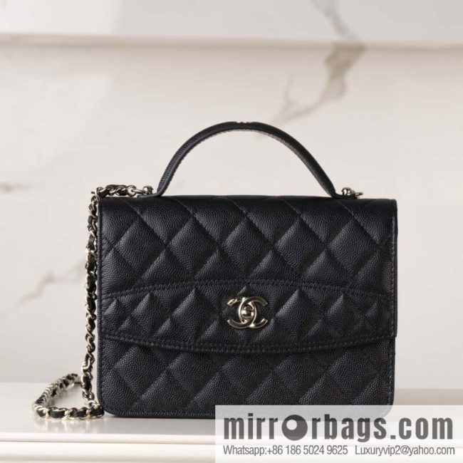 𝐂𝐡𝐚𝐧𝐞𝐥 𝟐𝟓𝐜 mini backpack, black gold 🖤 AP4406