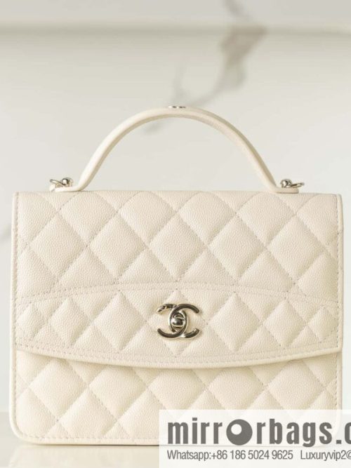 𝐂𝐡𝐚𝐧𝐞𝐥 𝟐𝟓𝐂 early spring backpack, milky white 🥛 AP4406