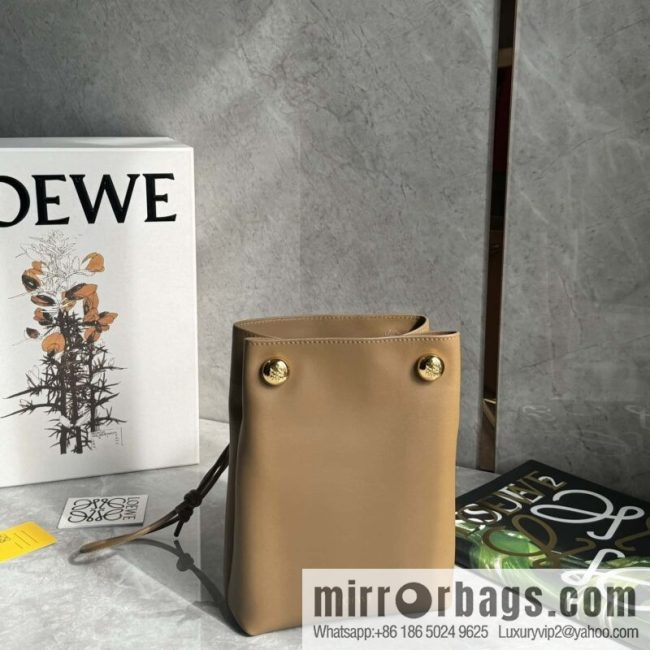 LOEWE Pebble Pouch 0905 Oak Brown