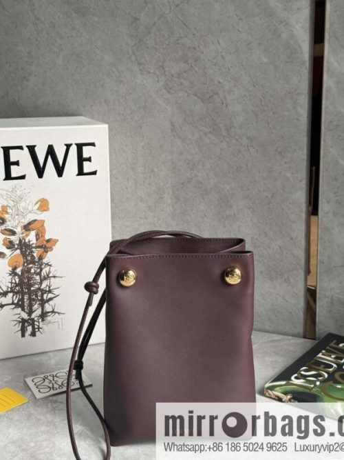 LOEWE\'s new Pebble Pouch 0905 burgundy