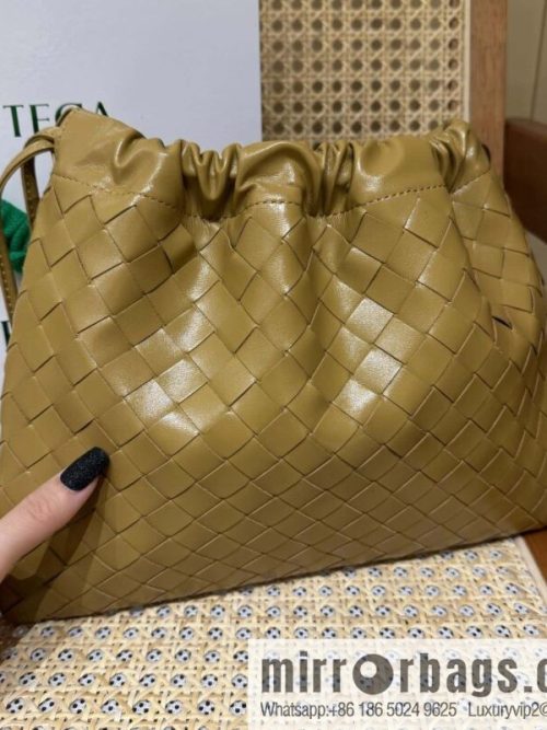 BV Medium Dustbag Clutch 796728 Pine cone brown