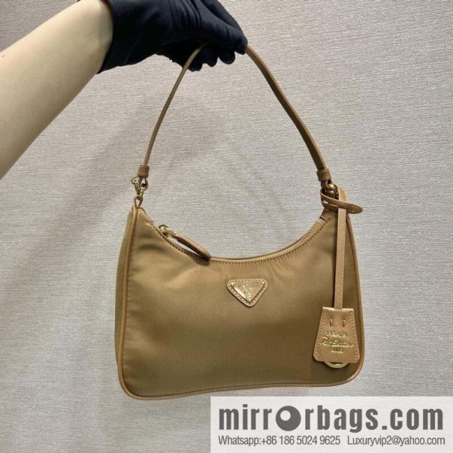 PRADA 🎉 Hobo 🎉 1N 204 M Gold Hardware🎉🎉