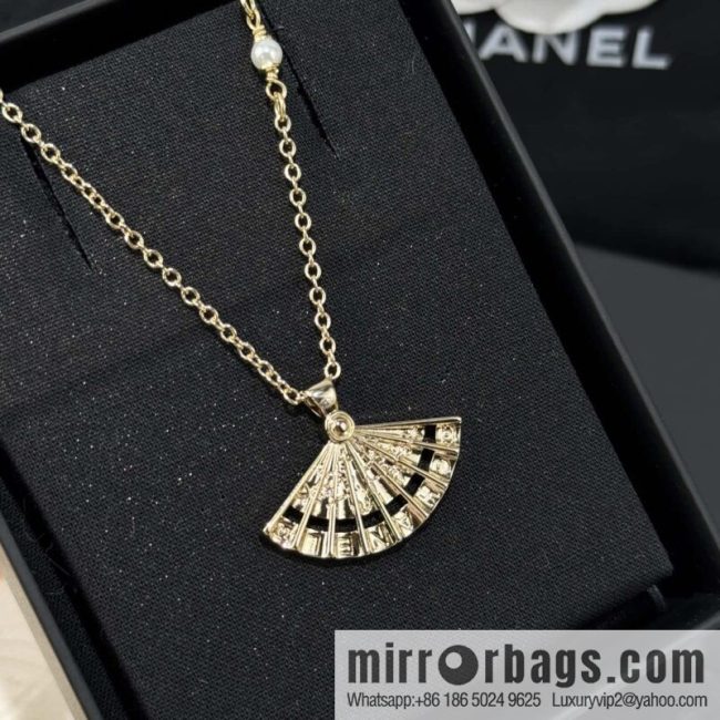 ❗️New ❗️☀️ New ☑️ Chanel fan double c necklace ☀️